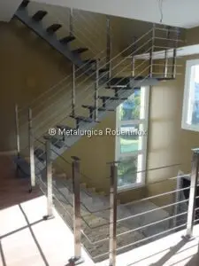 ARQUITECTURA-Escarela-y-baranda-de-acero-inoxidable