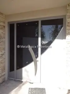ARQUITECTURA-Puerta-de-entrada-y-manijon-de-acero-inoxidable