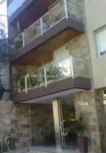ARQUITECTURA-barandas-columna-y-manijon-de-acero-inoxidable