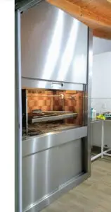 arquitectura_frente-y-parrilla-de-acero-inoxidable