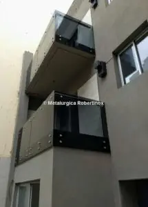 baranda-con-botones-herrajes-acero-inoxidable-y-vidrio